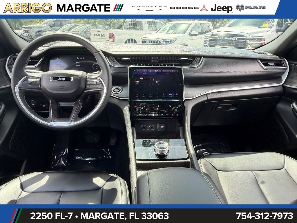 Certified 2025 Jeep Grand Cherokee Limited w/ Black Appearance Package RWD image 14