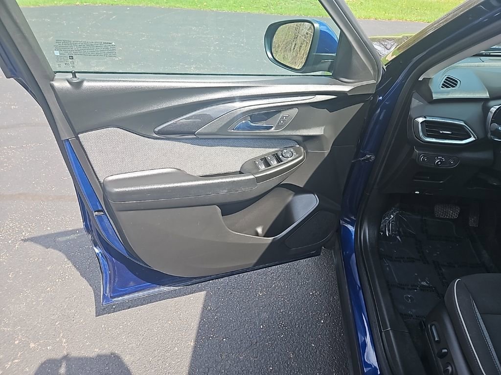 Used 2023 Chevrolet TrailBlazer LT FWD image 14