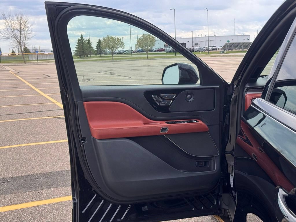 New 2026 Lincoln Aviator Reserve w/ Jet Appearance Package AWD/4WD image 5