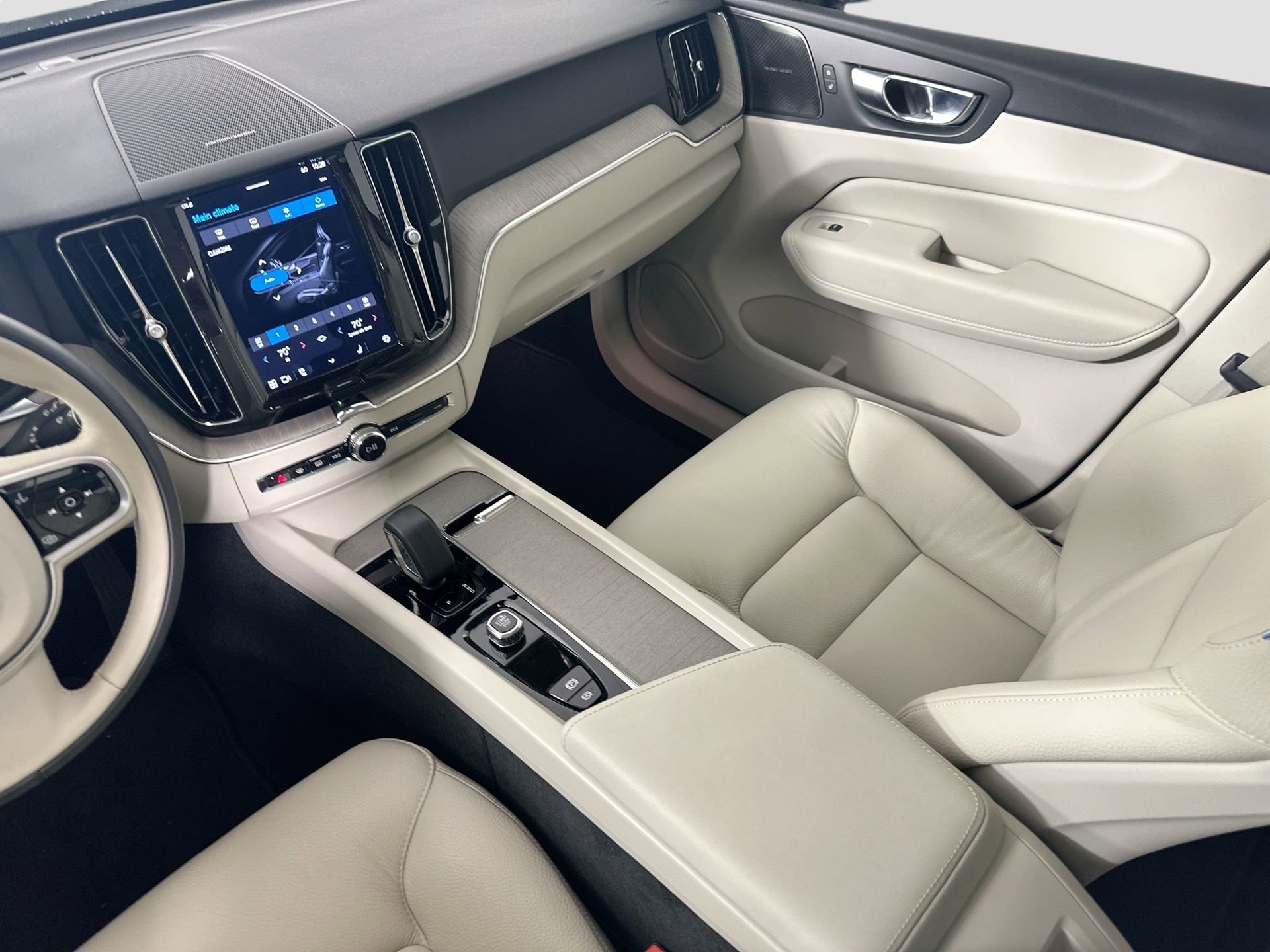 Used 2023 Volvo XC60 B5 Plus w/ Climate Package image 25