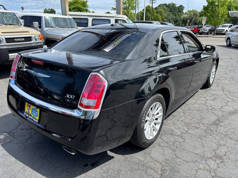 Used 2013 Chrysler 300 RWD image 4