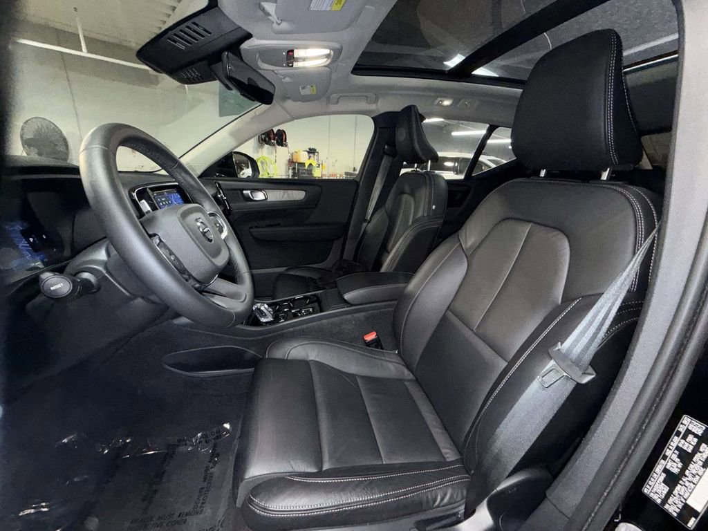 Used 2023 Volvo XC40 B4 Plus FWD image 2