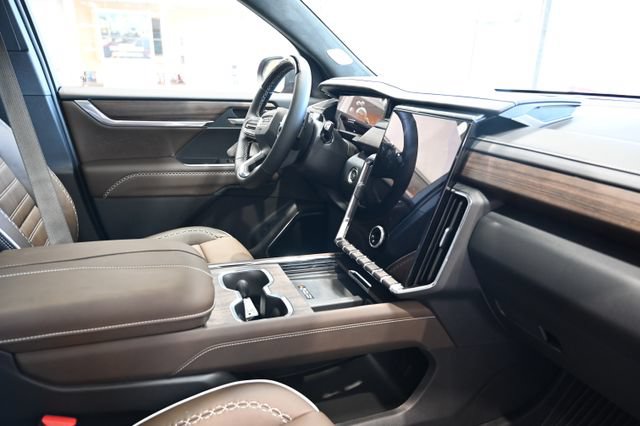 New 2026 GMC Acadia Denali Ultimate w/ LPO, Floor Liner Package AWD/4WD image 14