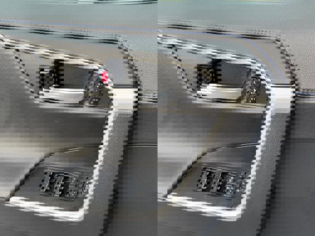 Used 2025 Toyota RAV4 XSE w/ Advanced Technology Package image 16