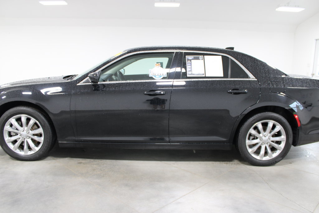 Used 2023 Chrysler 300 Touring AWD/4WD image 6
