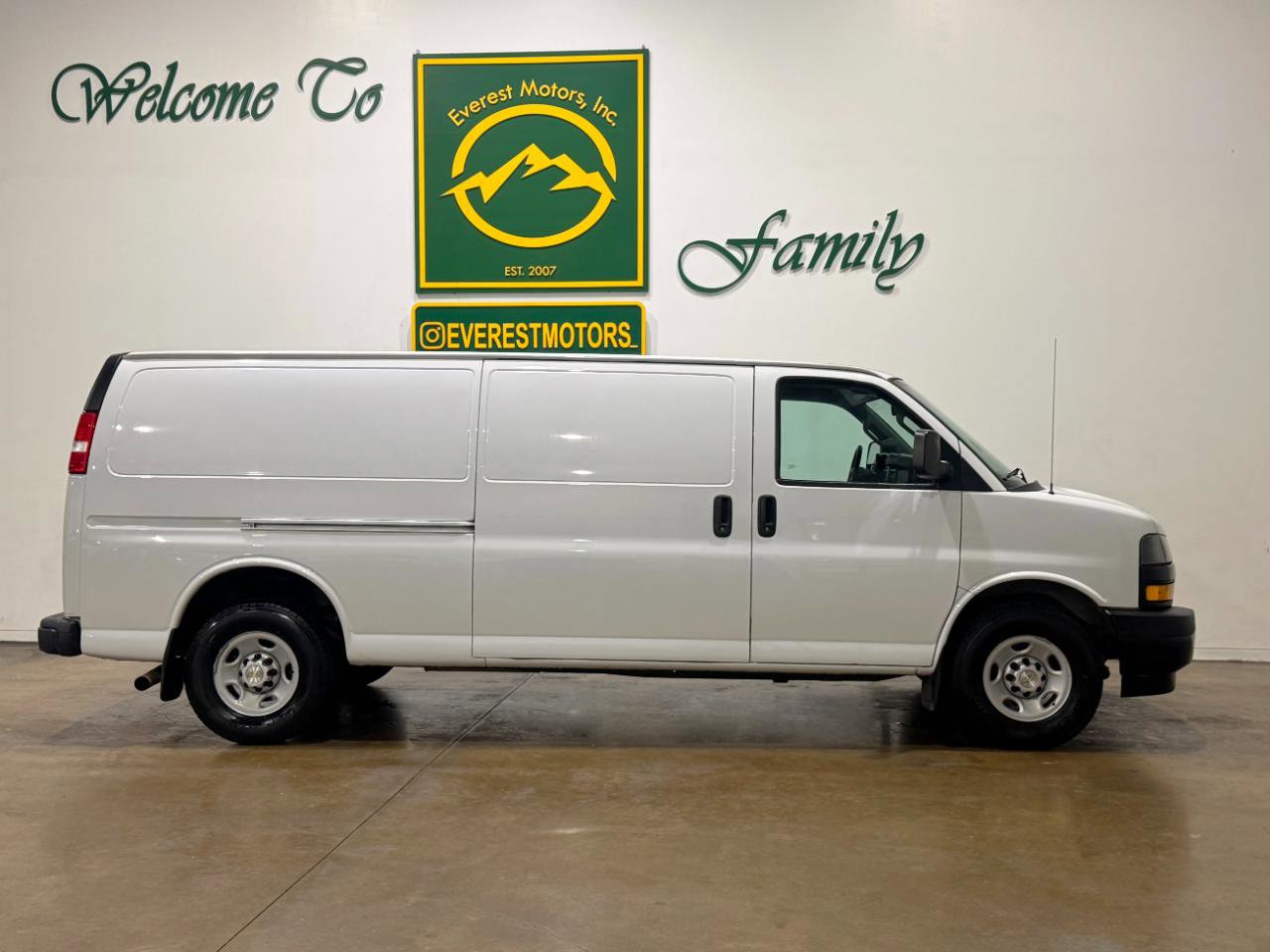Used 2020 Chevrolet Express 3500 Extended w/ Driver Convenience Package RWD image 2