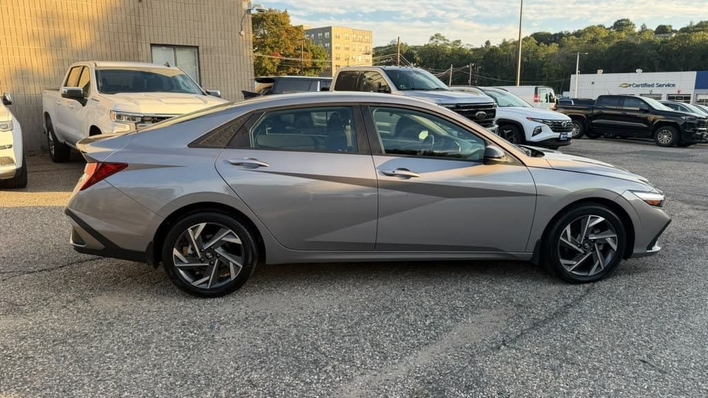 Certified 2025 Hyundai Elantra Sport FWD image 8