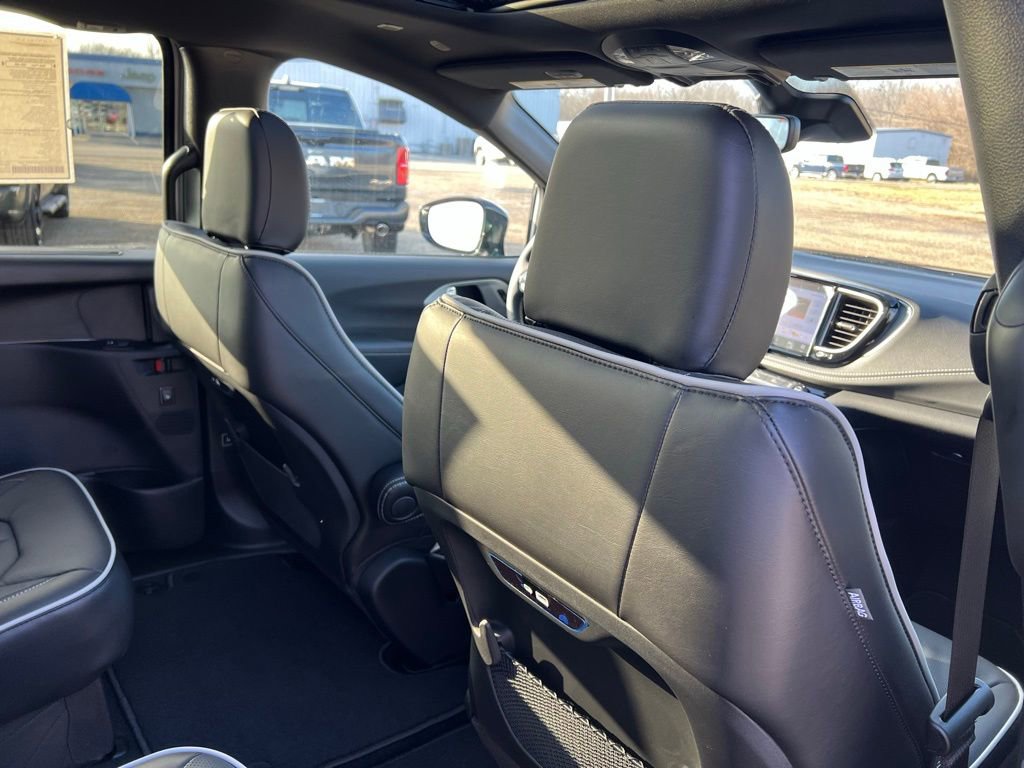 New 2026 Chrysler Pacifica Limited w/ S Appearance Package AWD/4WD image 17