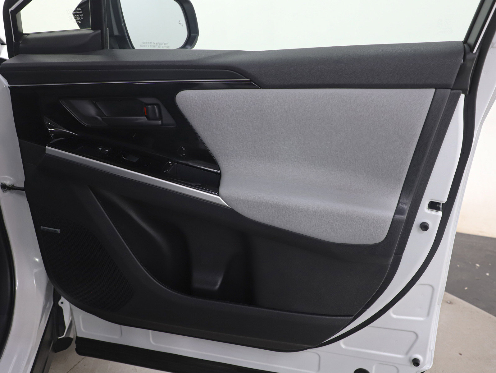 Used 2024 Subaru Solterra Touring w/ Touring Package image 9