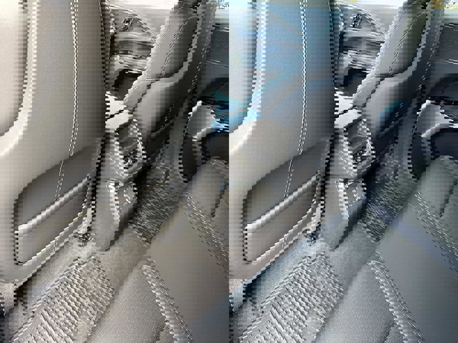 New 2025 Cadillac Lyriq Luxury image 14