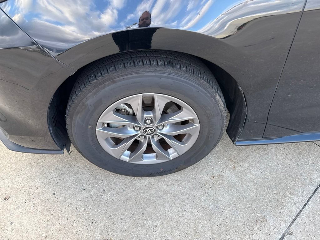 Used 2025 Toyota Sienna XLE FWD image 13