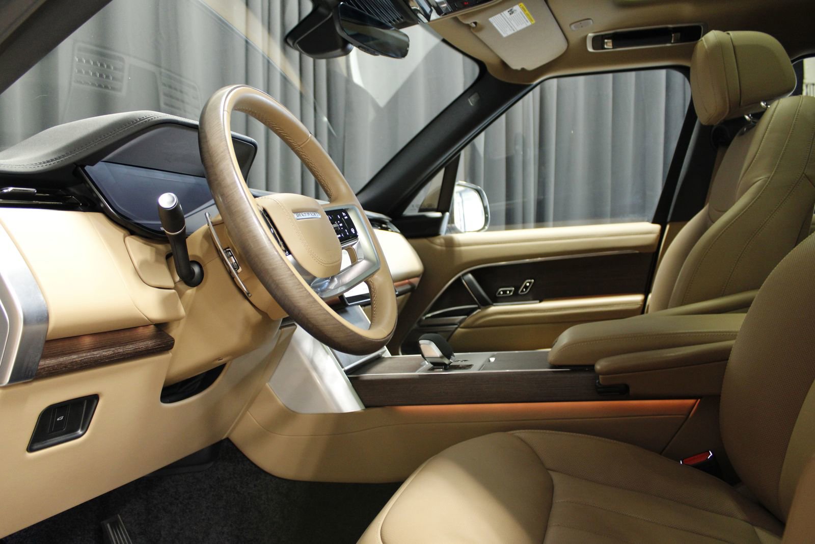 Used 2025 Land Rover Range Rover SE image 28