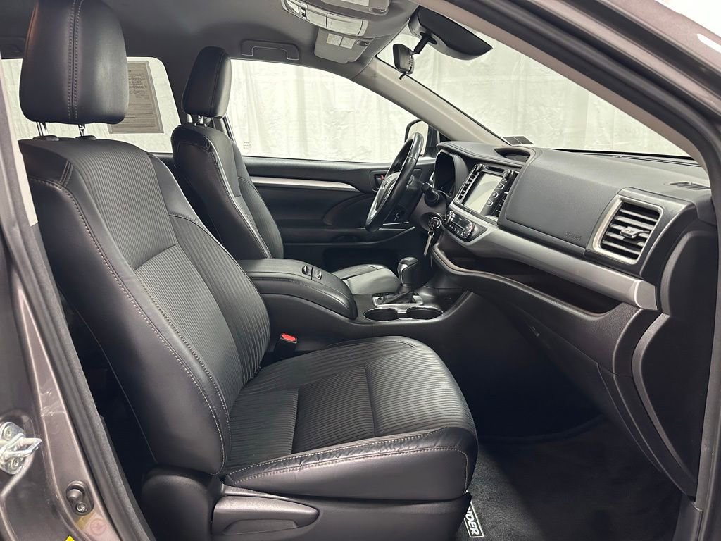Used 2018 Toyota Highlander Plus w/ Carpet Mat Package (TMS) AWD/4WD image 56