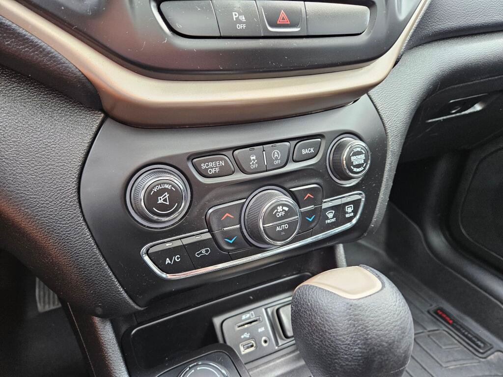 Used 2017 Jeep Cherokee 75th Anniversary AWD/4WD image 24