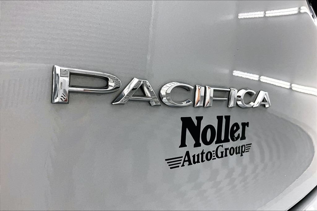 Used 2023 Chrysler Pacifica Touring-L FWD image 8