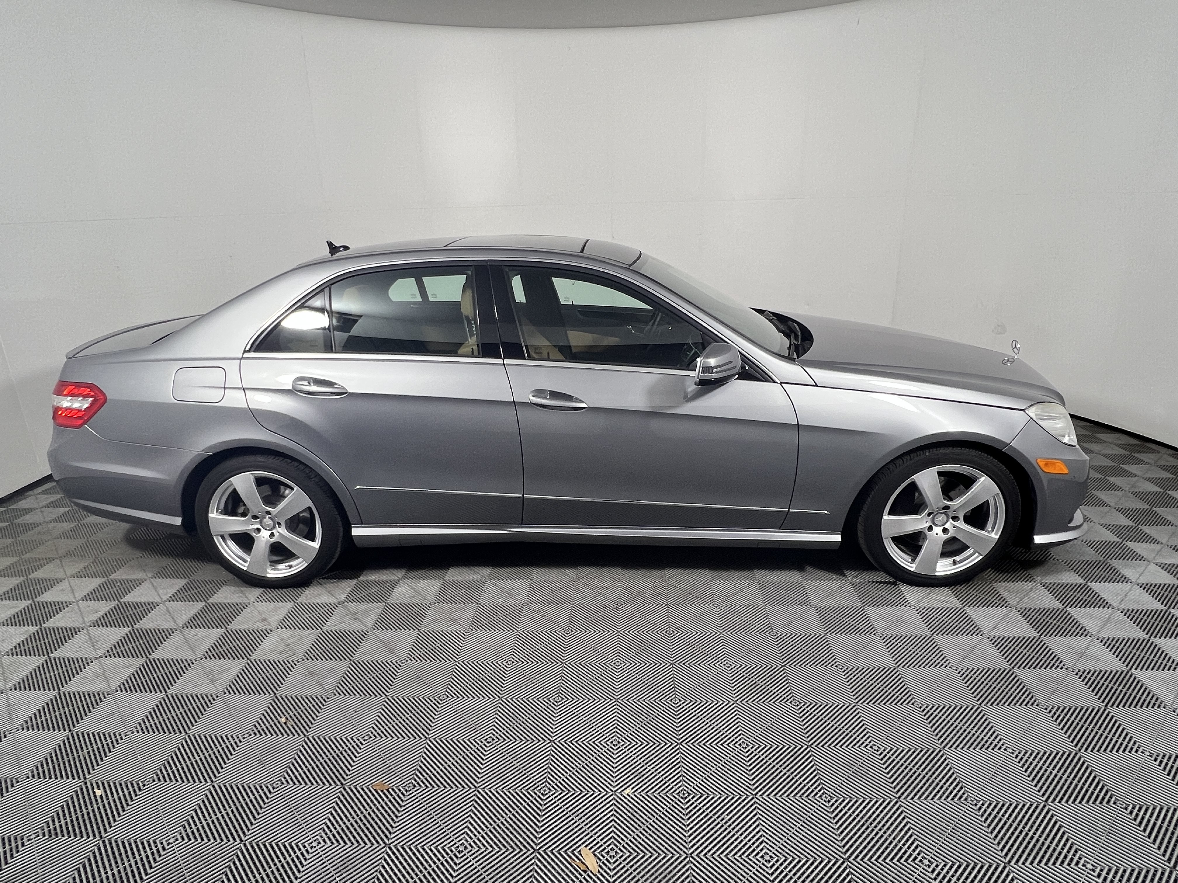 Used 2010 Mercedes-Benz E 350 Sedan image 6