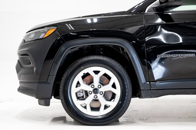 Used 2025 Jeep Compass Latitude w/ Sun & Sound Group AWD/4WD image 34