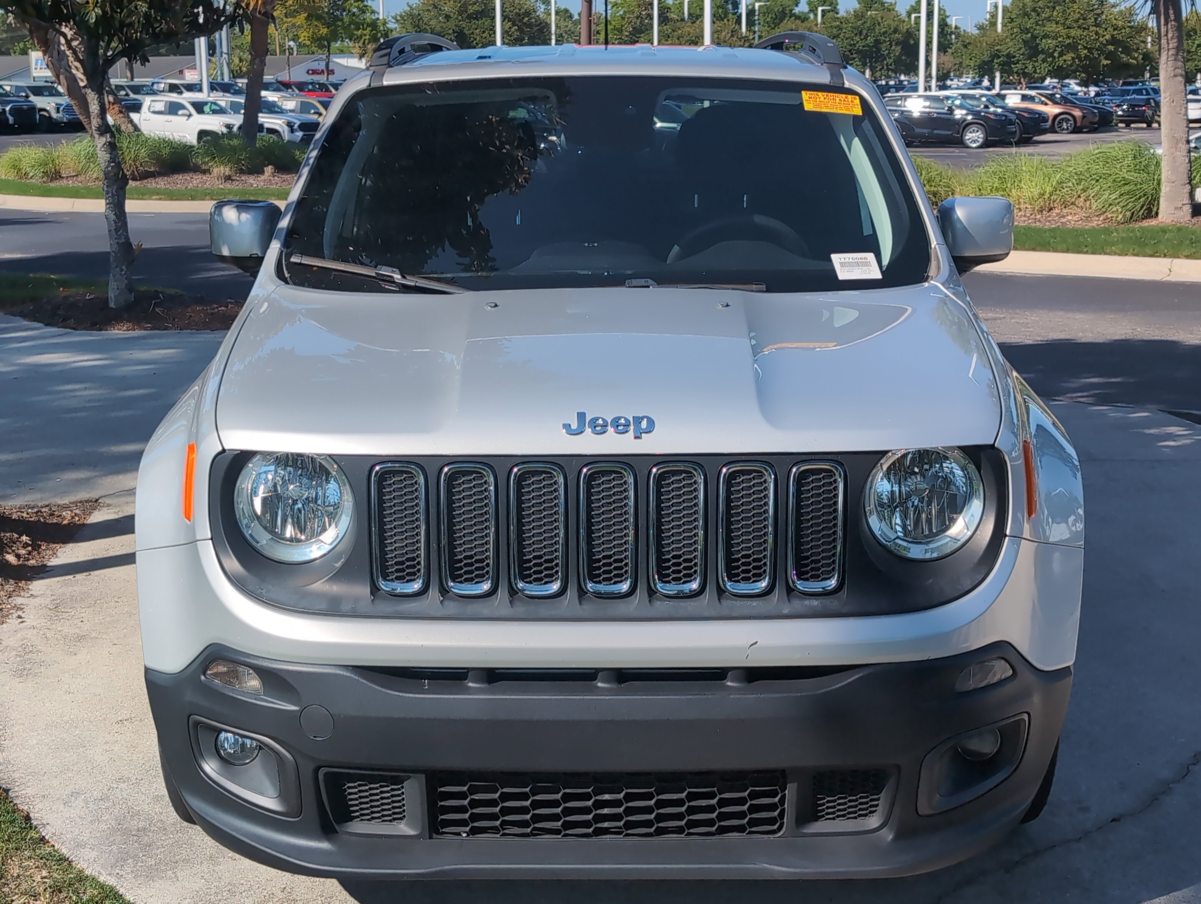 Used 2018 Jeep Renegade Latitude FWD image 3