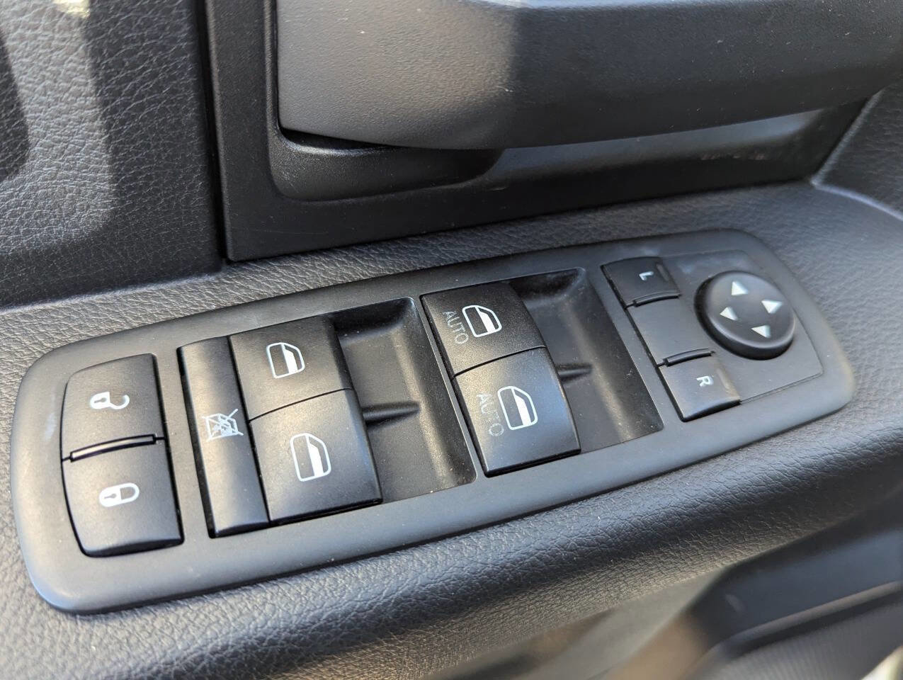 Used 2015 RAM 1500 Express image 25