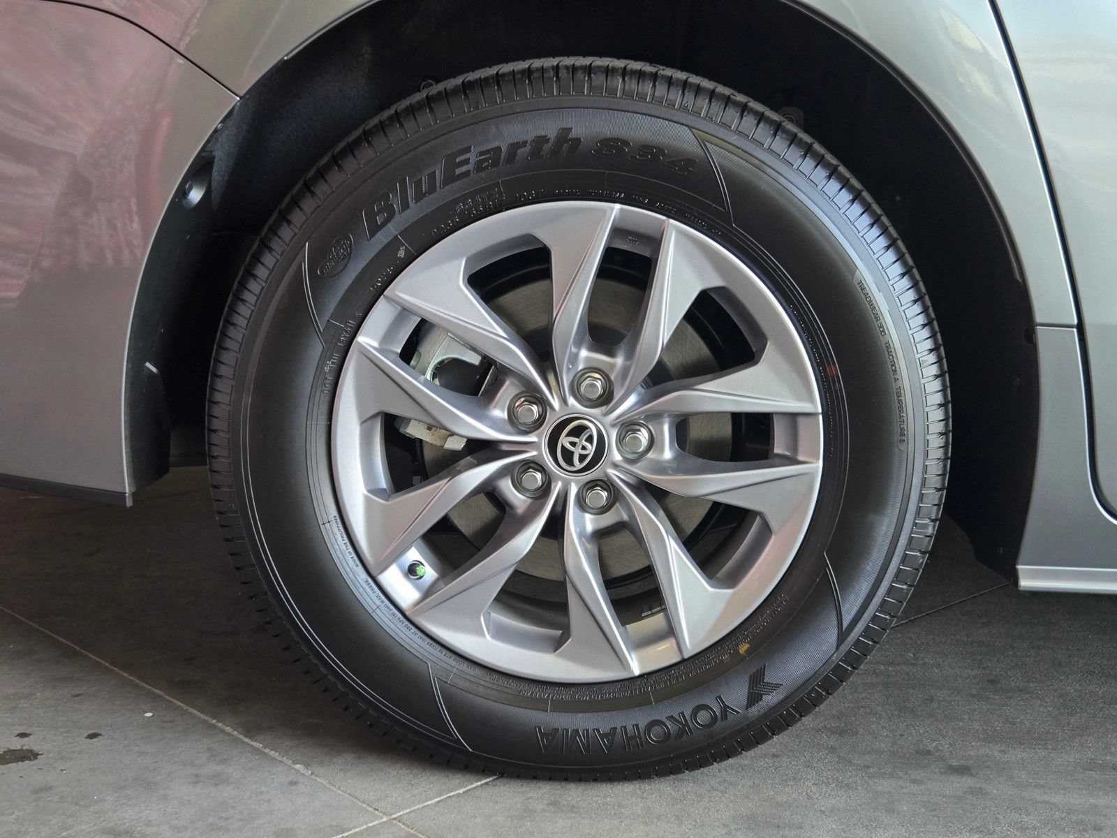 Certified 2026 Toyota Sienna XLE FWD image 5