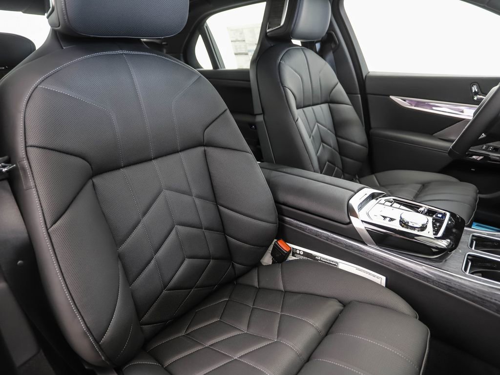 New 2025 BMW i7 xDrive60 image 32