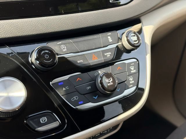 Used 2022 Chrysler Voyager LX FWD image 16