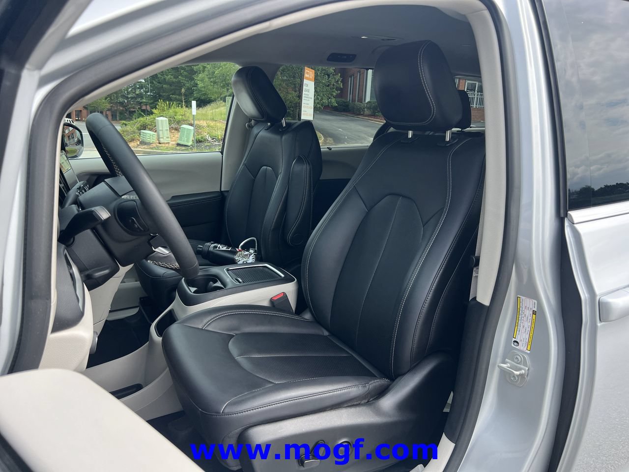 Used 2024 Chrysler Pacifica Touring-L FWD image 18