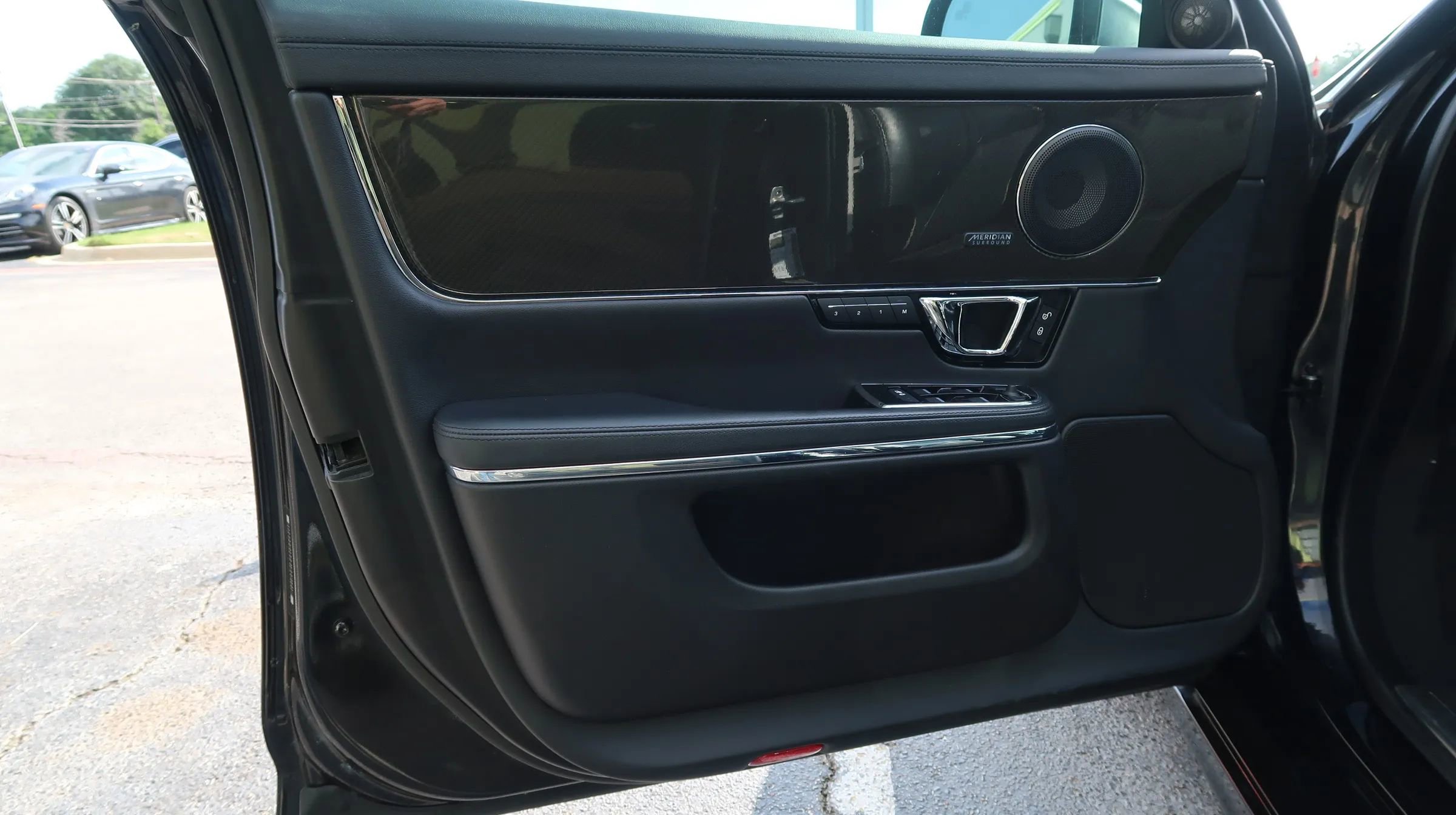 Used 2016 Jaguar XJ R-Sport RWD image 52