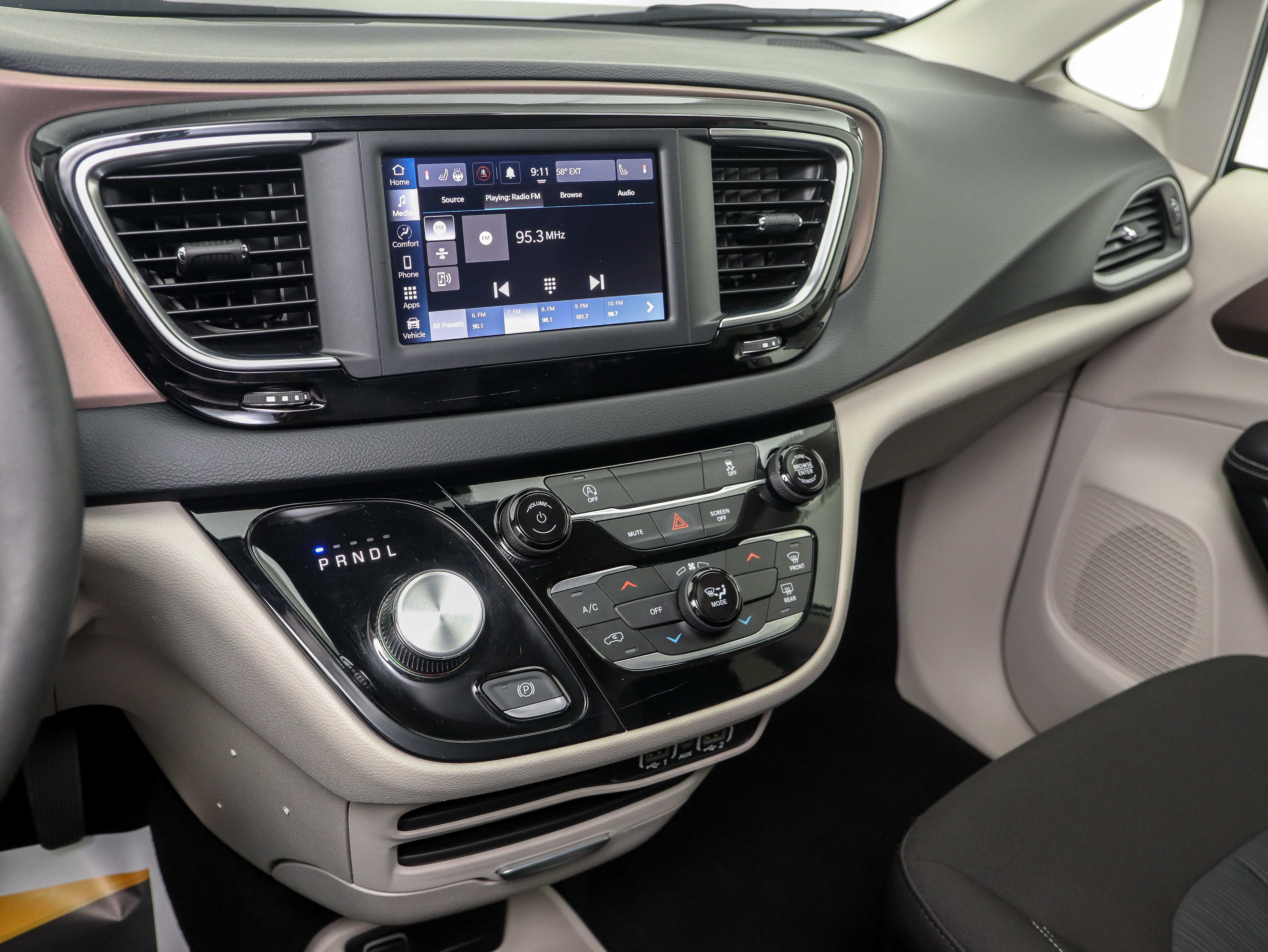 Used 2023 Chrysler Voyager LX FWD image 31