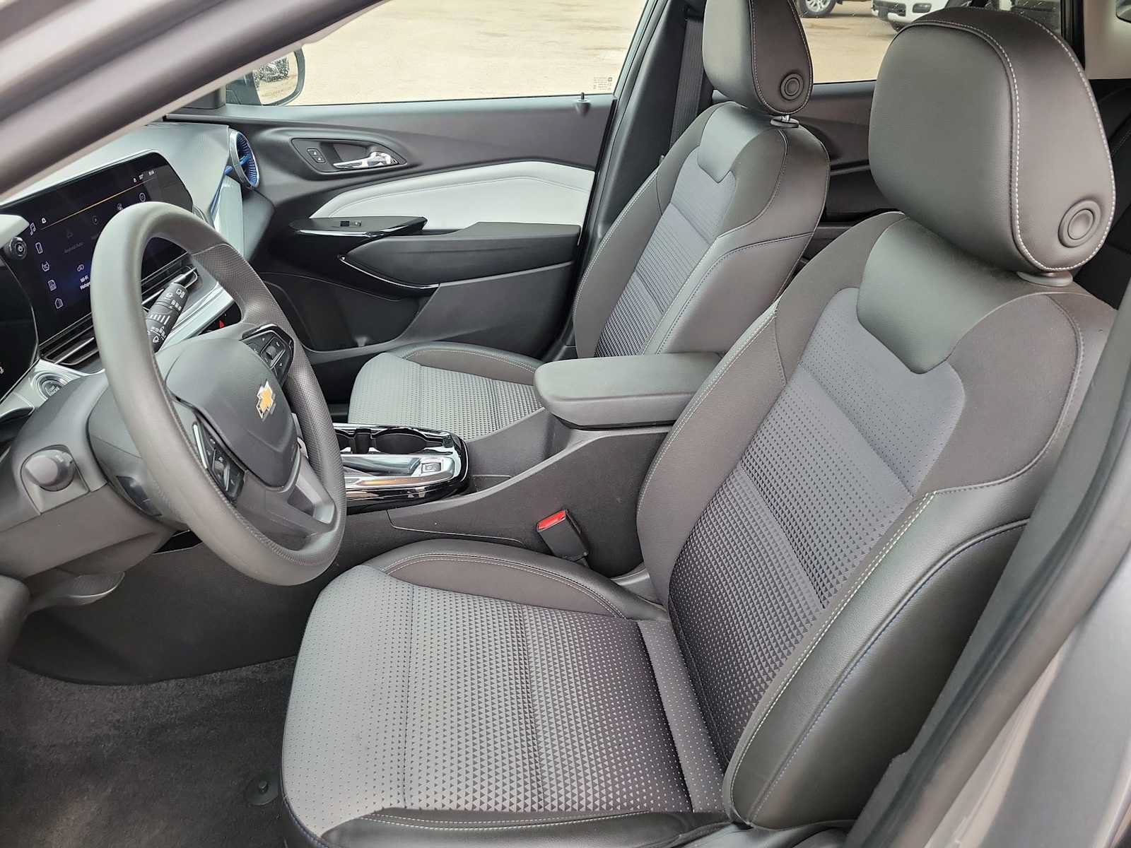 Used 2025 Chevrolet Trax LT FWD image 15