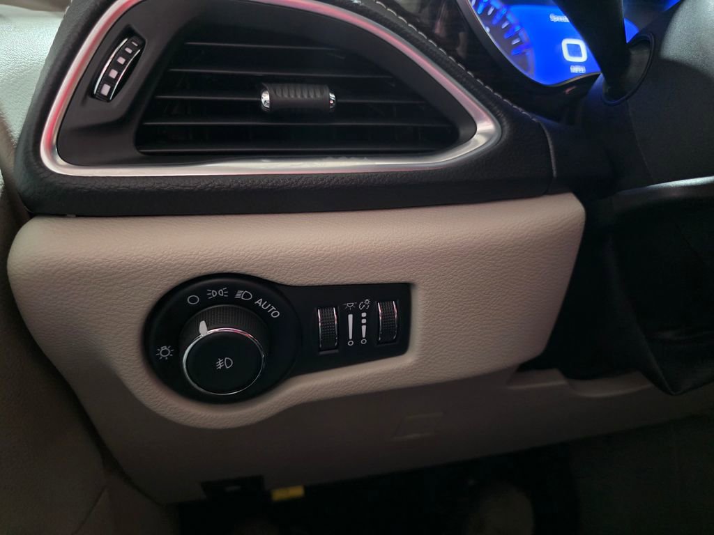 Used 2024 Chrysler Pacifica Limited image 31