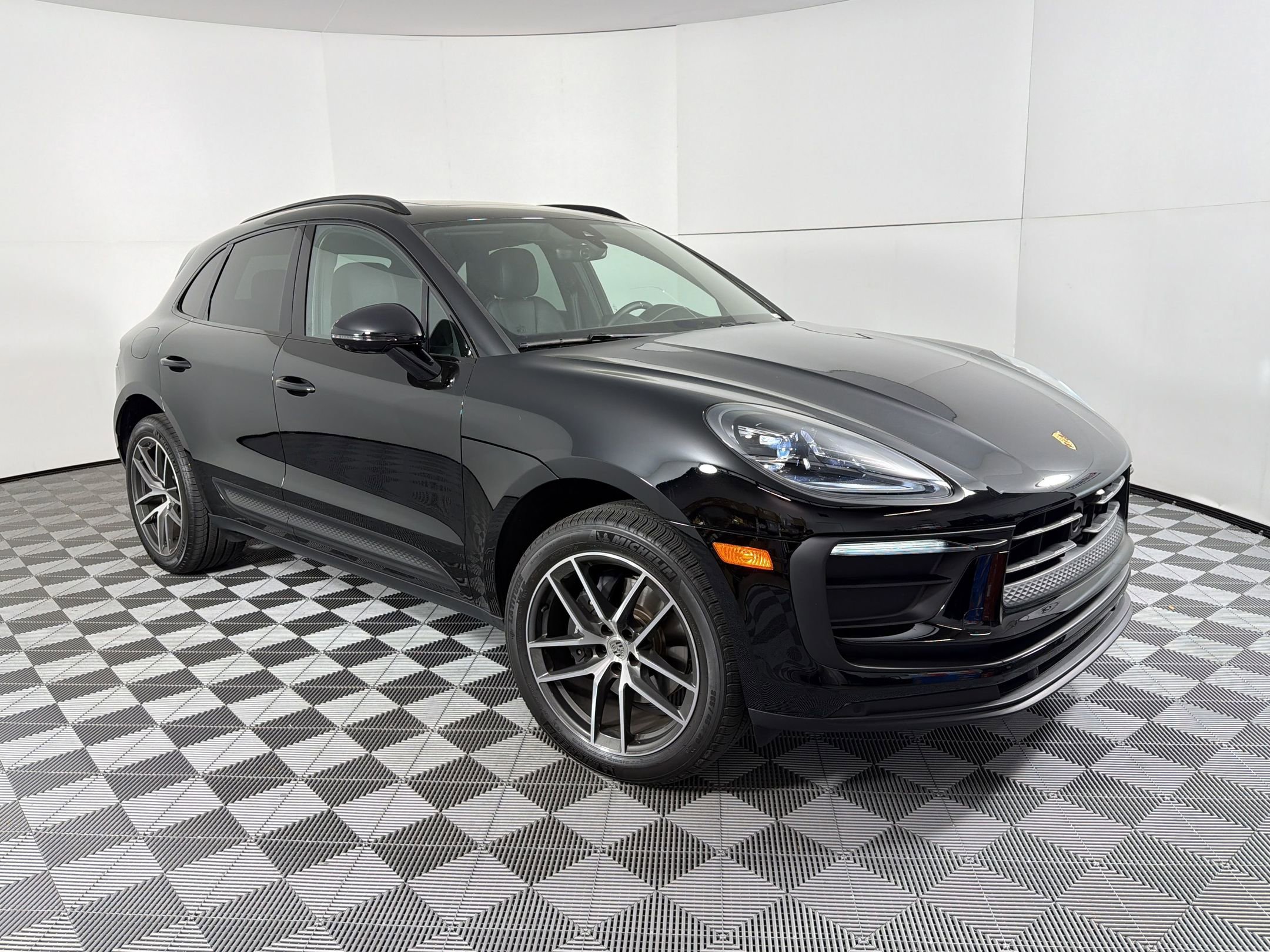 Certified 2026 Porsche Macan AWD/4WD image 7