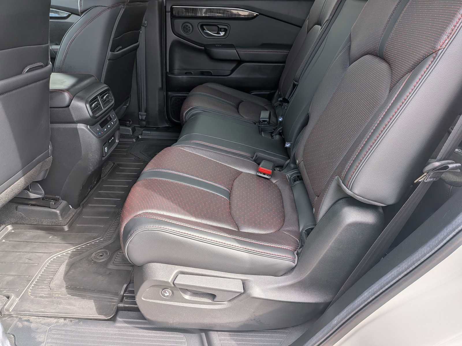 Used 2025 Honda Pilot Black Edition image 19