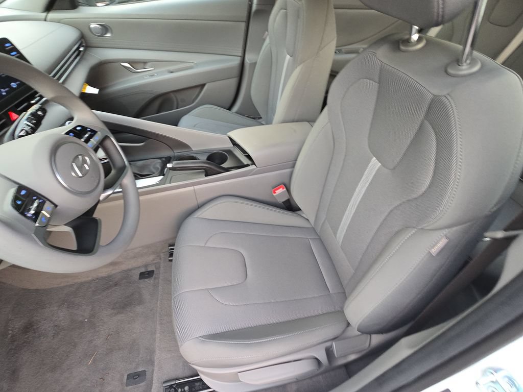 Certified 2026 Hyundai Elantra SE FWD image 15