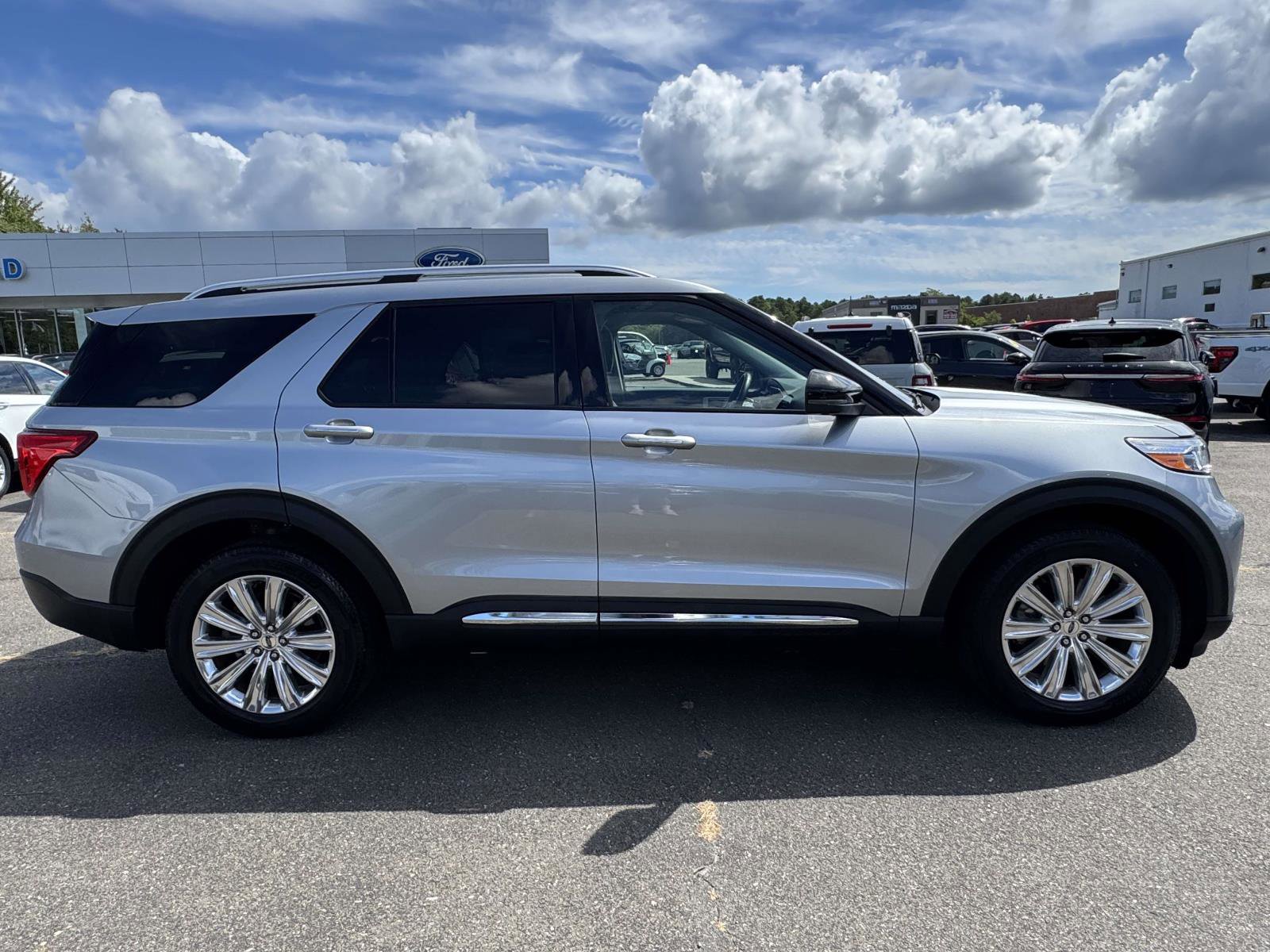 Used 2022 Ford Explorer Limited w/ Hybrid Equipment Group 310A image 4