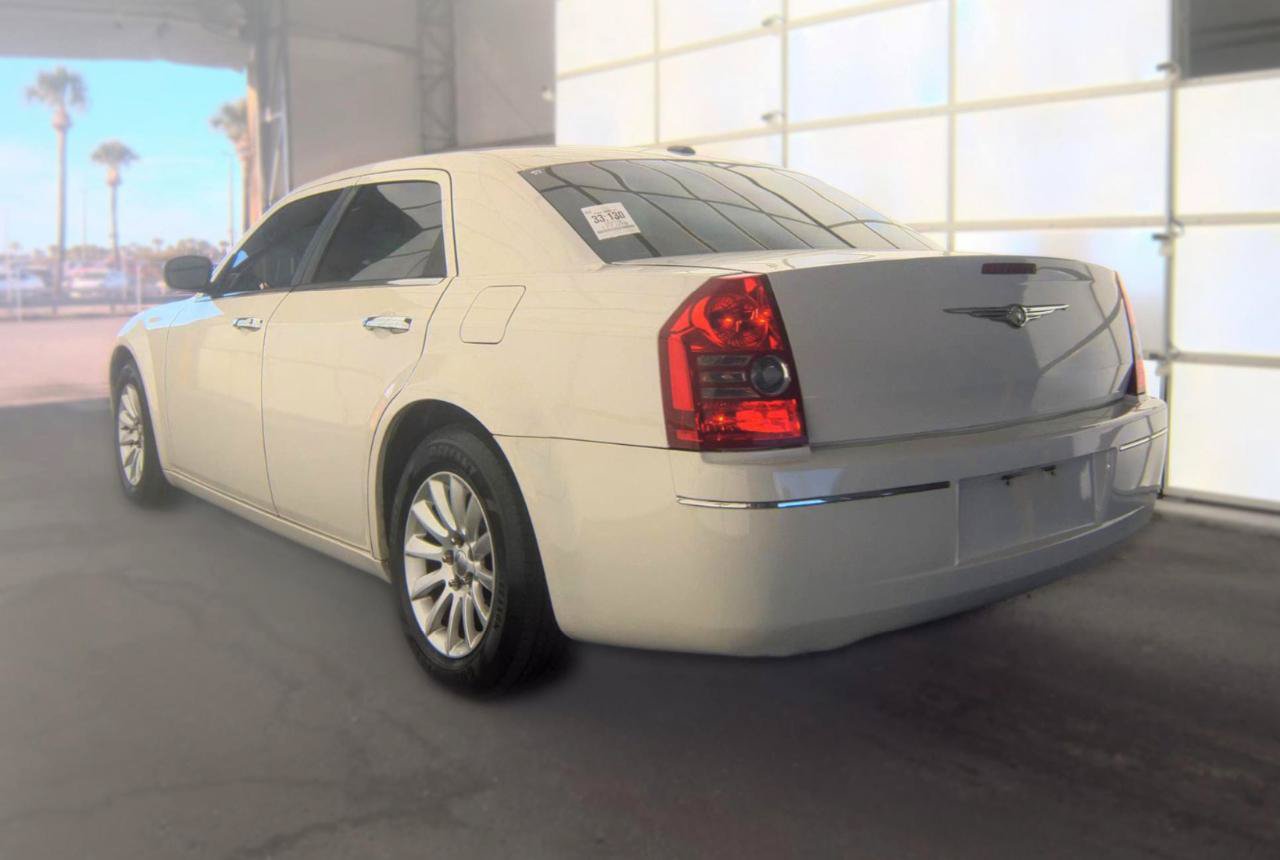 Used 2010 Chrysler 300 Touring RWD image 6