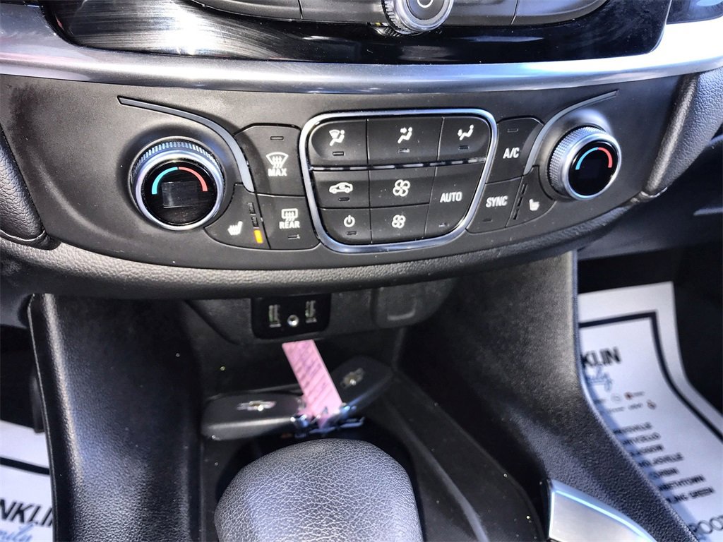 Used 2023 Chevrolet Traverse LT w/ Rear Camera Mirror Package image 18