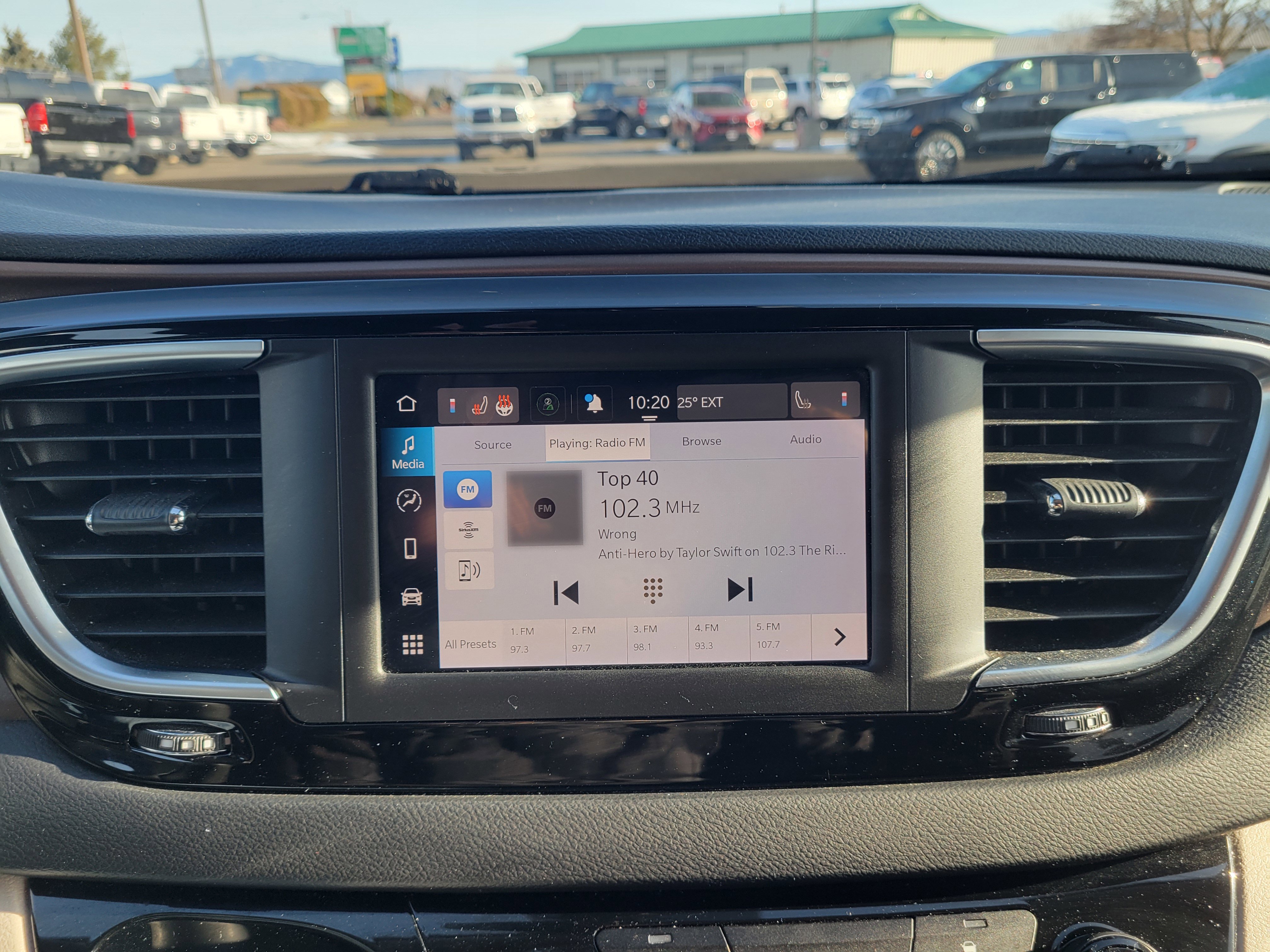 Used 2023 Chrysler Voyager LX image 9