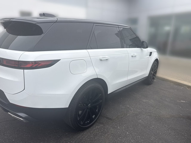 Used 2025 Land Rover Range Rover Sport SE AWD/4WD image 3