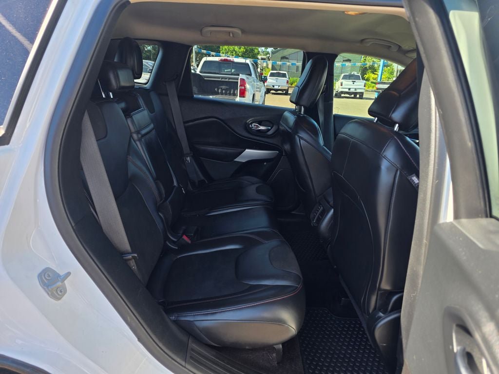 Used 2018 Jeep Cherokee Trailhawk AWD/4WD image 22