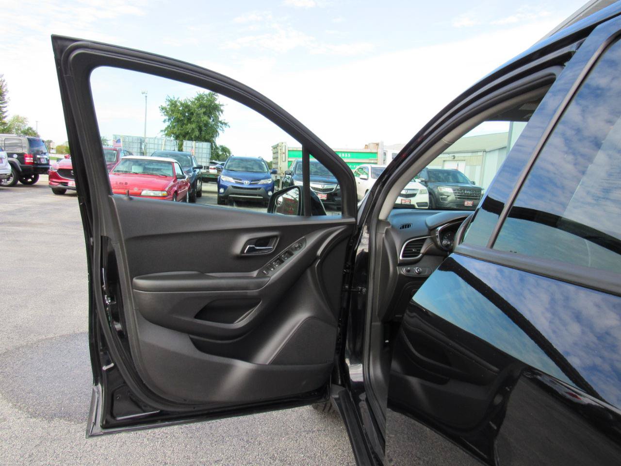 Used 2021 Chevrolet Trax LS w/ Tint and Cruise Package FWD image 12