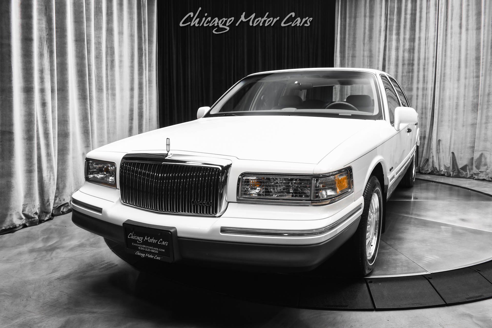 Used 1997 Lincoln Town Car Signature image 2