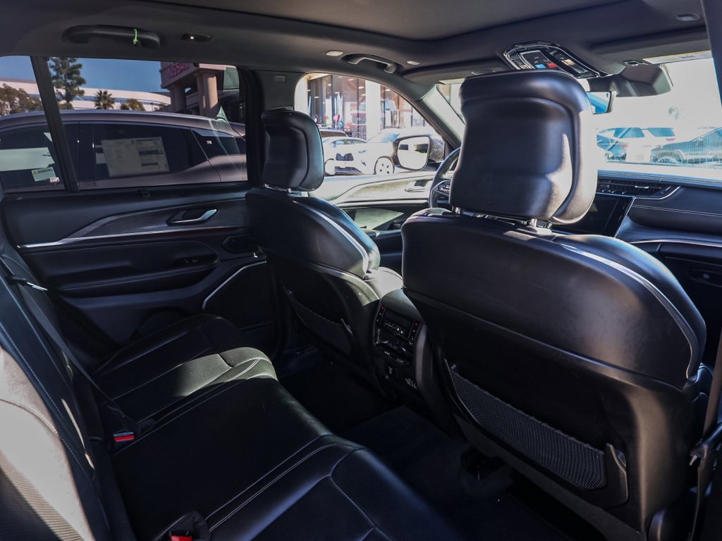 Used 2022 Jeep Grand Cherokee Overland w/ Luxury Tech Group IV image 17