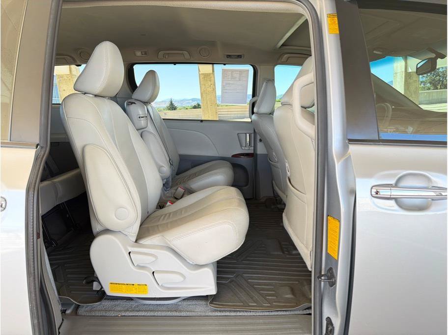 Used 2014 Toyota Sienna XLE FWD image 17