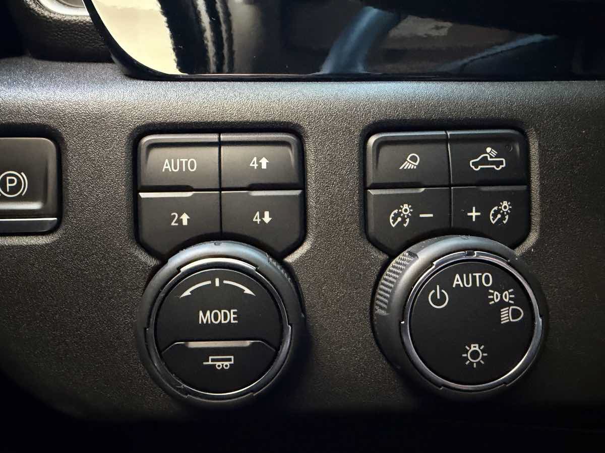 Used 2024 Chevrolet Silverado 1500 LT w/ Z71 Off-Road Package AWD/4WD image 27