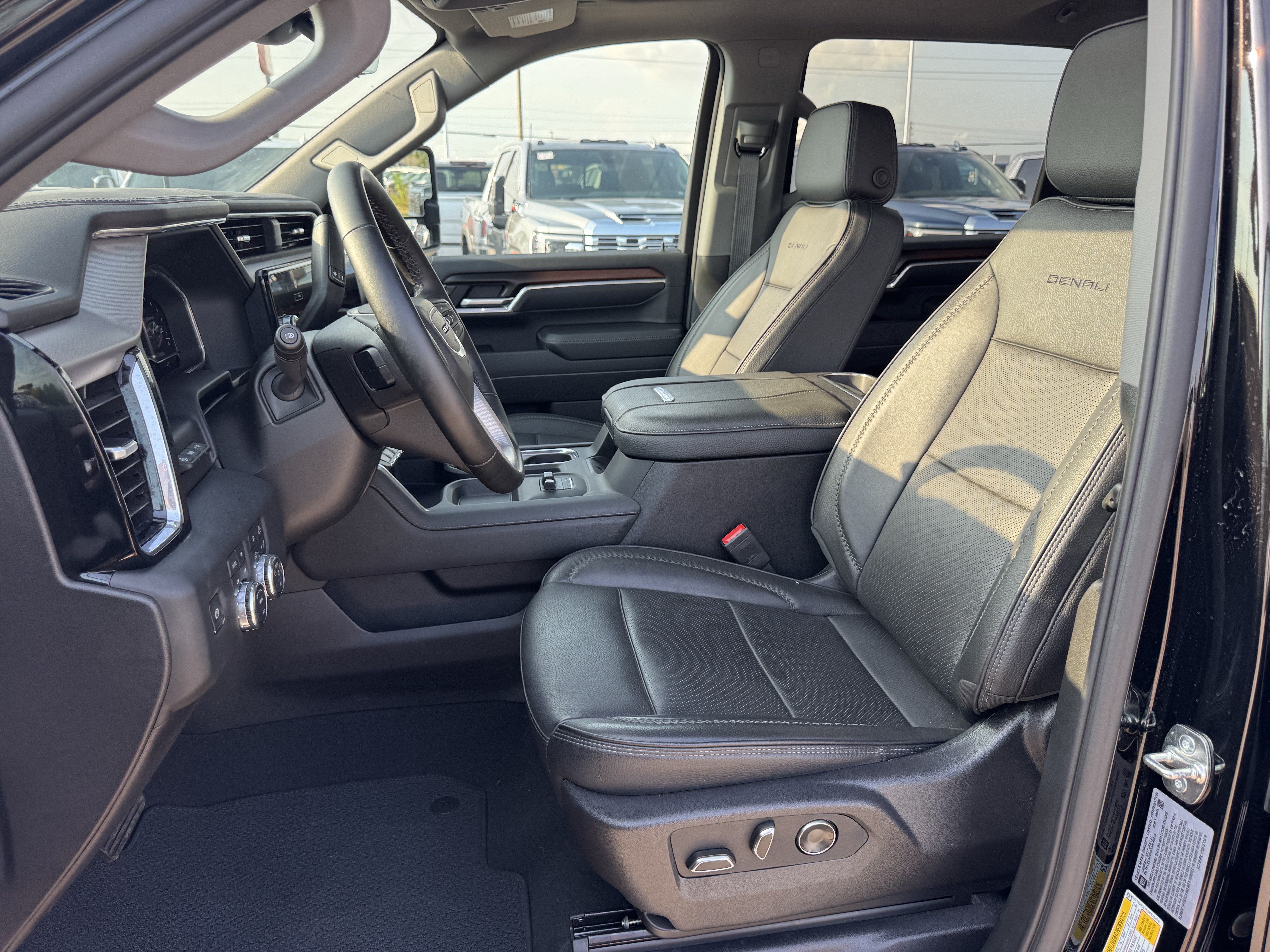 Used 2025 GMC Sierra 2500 Denali w/ Denali Reserve Package AWD/4WD image 24