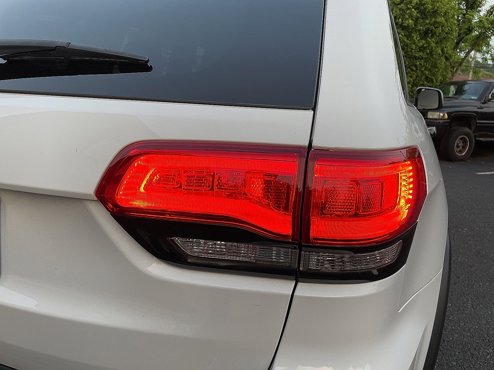 Used 2017 Jeep Grand Cherokee Limited image 19