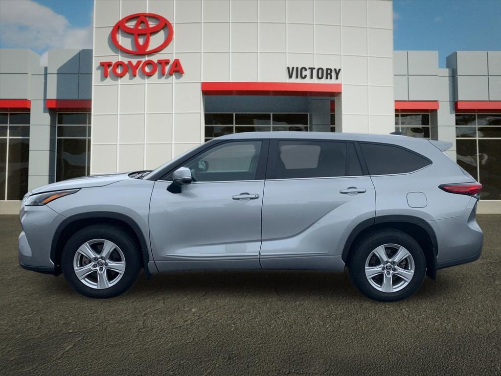 Used 2023 Toyota Highlander LE image 6
