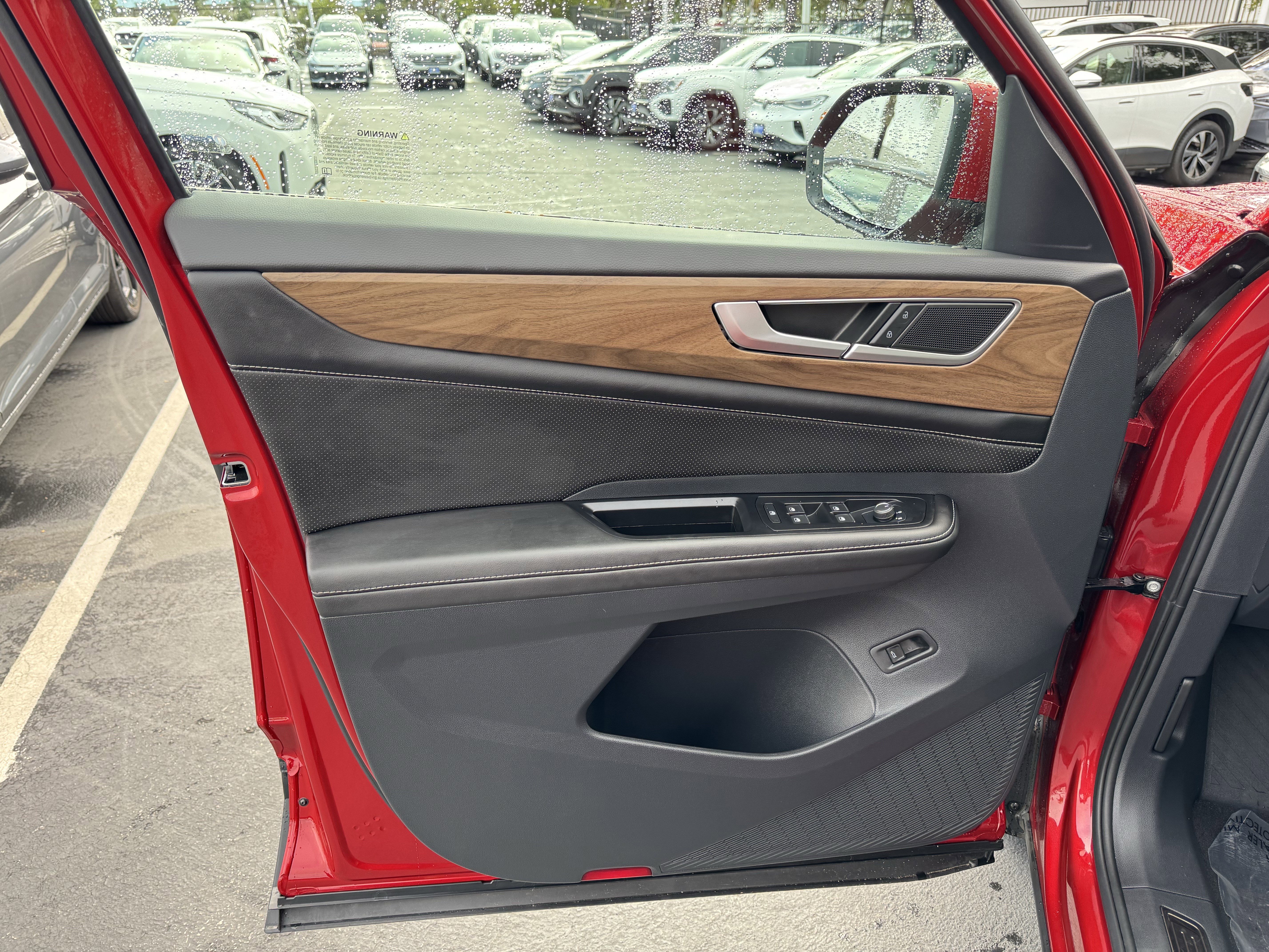 Used 2025 Volkswagen Atlas SE image 14