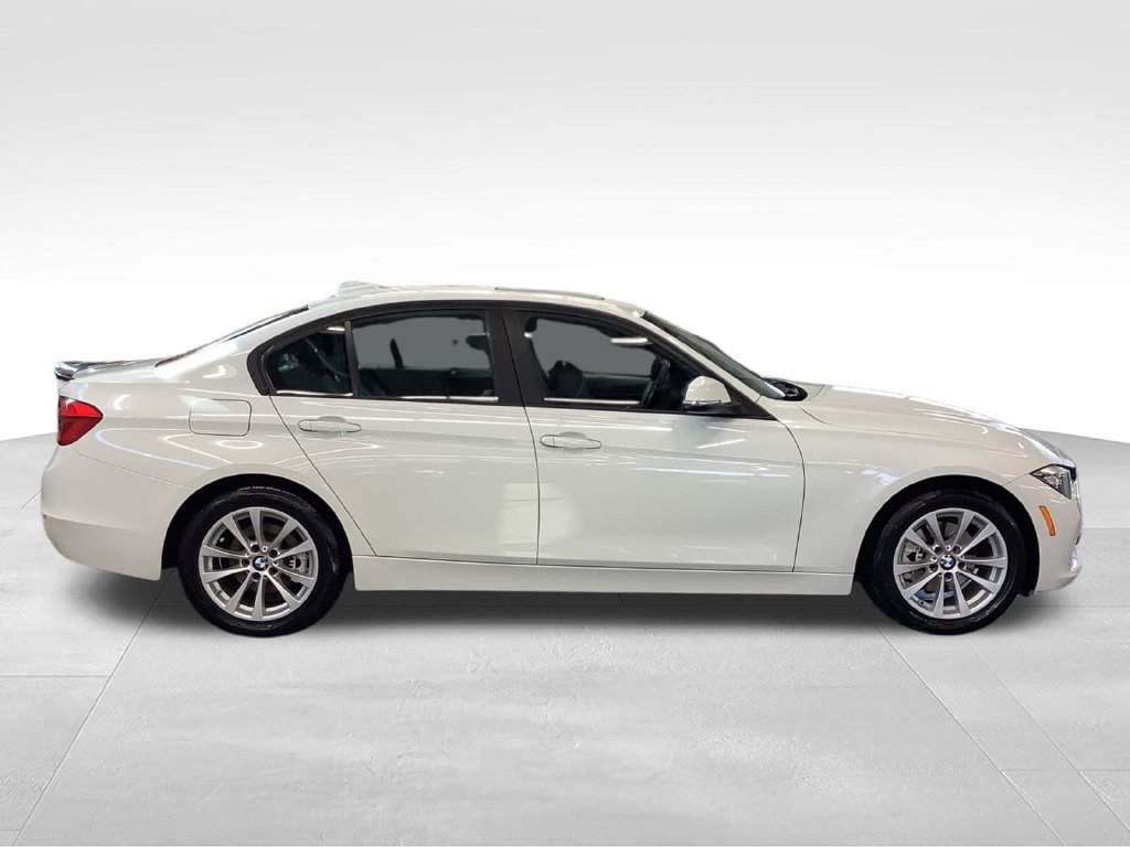 Used 2017 BMW 320i xDrive Sedan AWD/4WD image 7